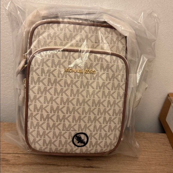 NWT Michael Kors crossbody. - Picture 4 of 4